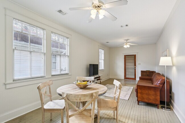 Foto del edificio - 2433 Palmer Ave