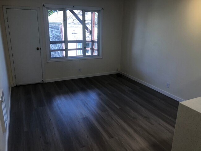 Foto del edificio - Remodeled top floor rent controlled apartm...