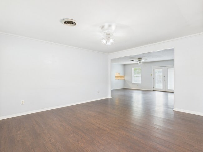 Foto del edificio - 1402 Village Dr