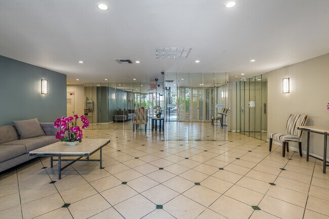 LObby - 450 S Maple Dr
