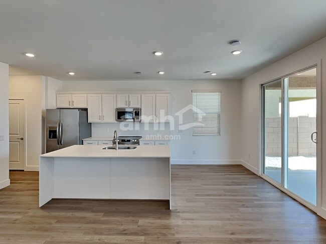 Foto del edificio - 9585 Harkes Dr