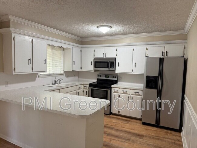 Building Photo - 413 W Pittsburg St