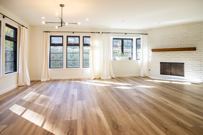 Foto del edificio - 866 N Beverly Glen Blvd