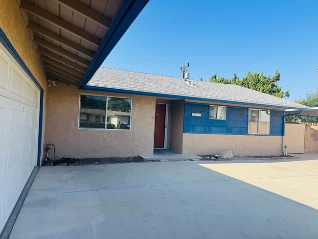 Building Photo - 3 bedroom, pet ok, AC!