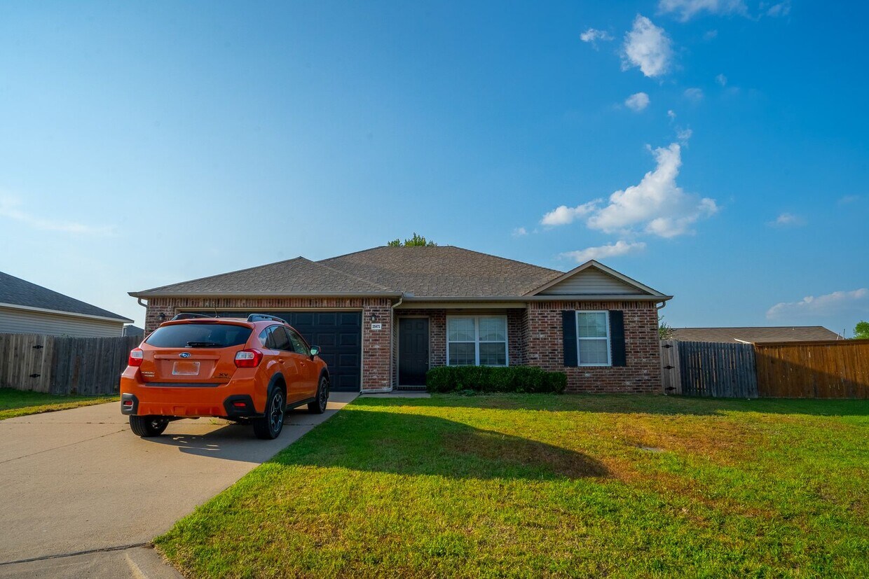 Primary Photo - Lovely Broken Arrow Home! 3/2 with a great...