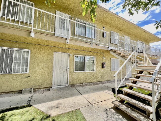 Foto del edificio - DOWNSTAIRS CONDO | RECENLY REHABBED 2 BEDROOM 1 BATH | ACROSS FROM CSN CHEYENNE