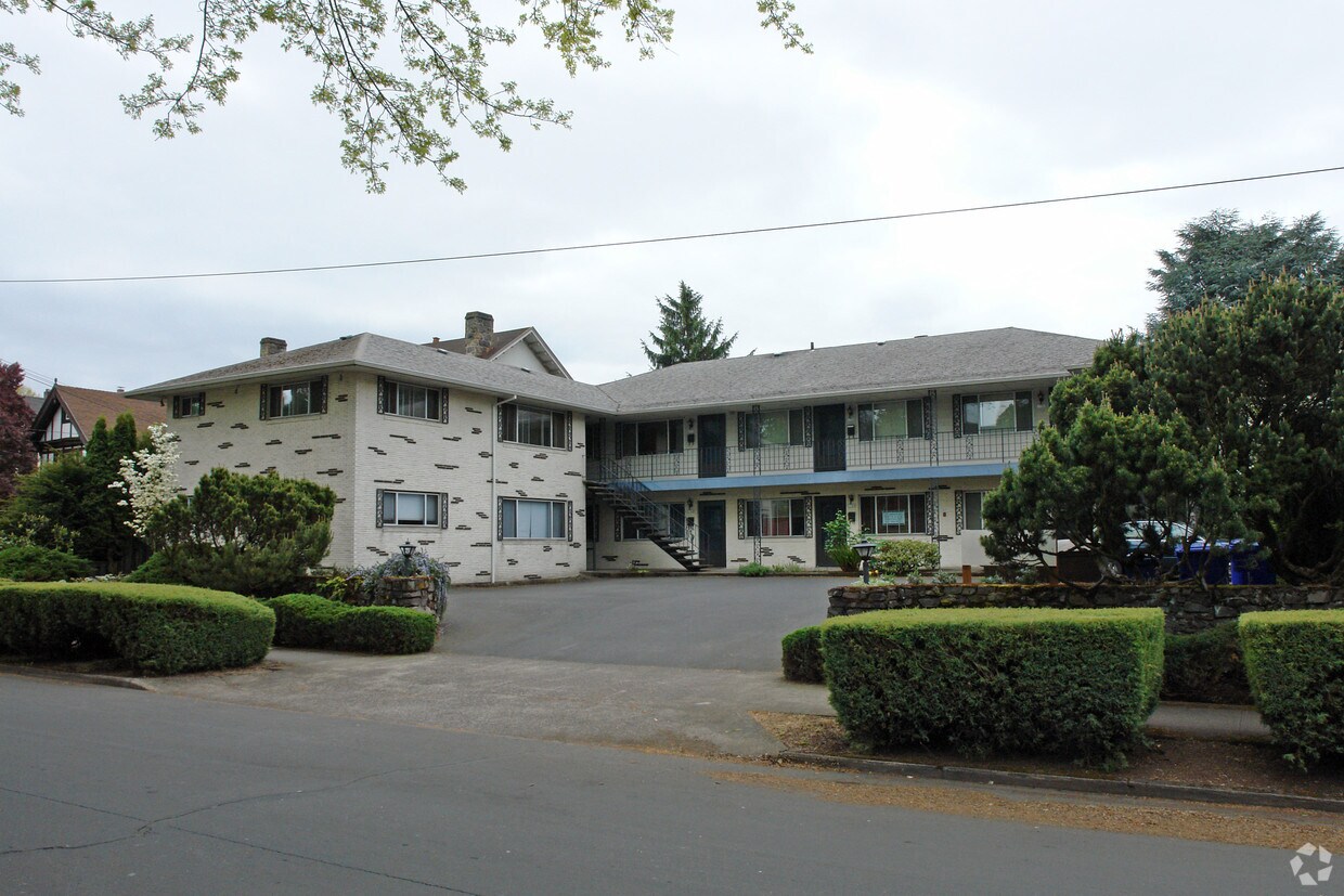 17001718 NE Tillamook St, Portland, OR 97212 Apartments in Portland