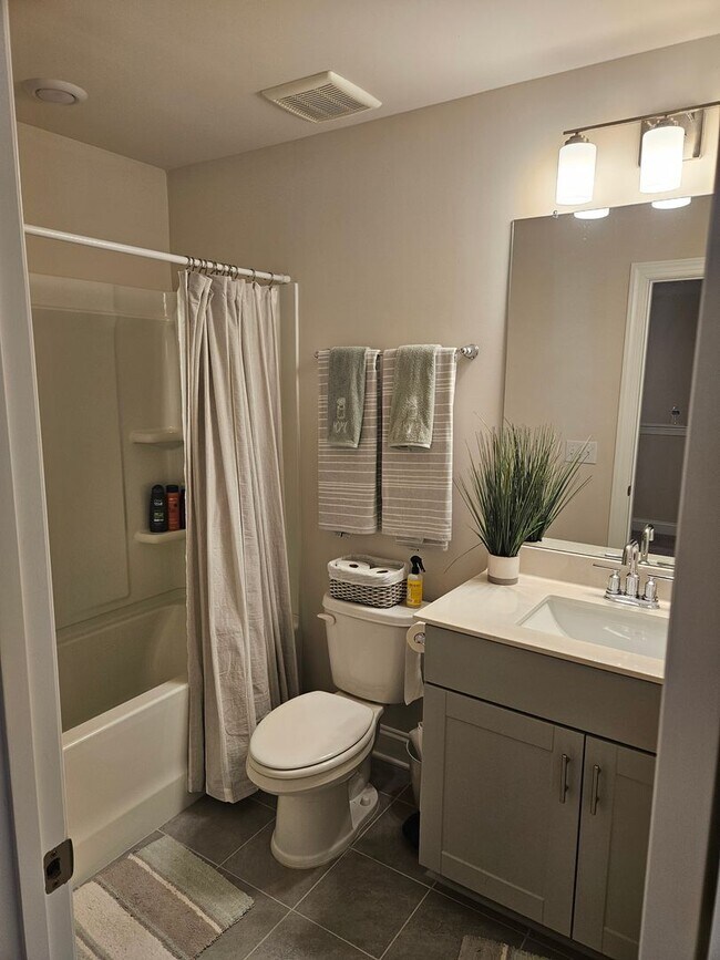 Foto del edificio - FOR LEASE - FULLY FURNISHED 3 BEDROOM TOWNHOME IN LEBANON!