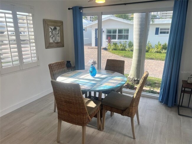 Foto del edificio - 6020 Midnight Pass Rd