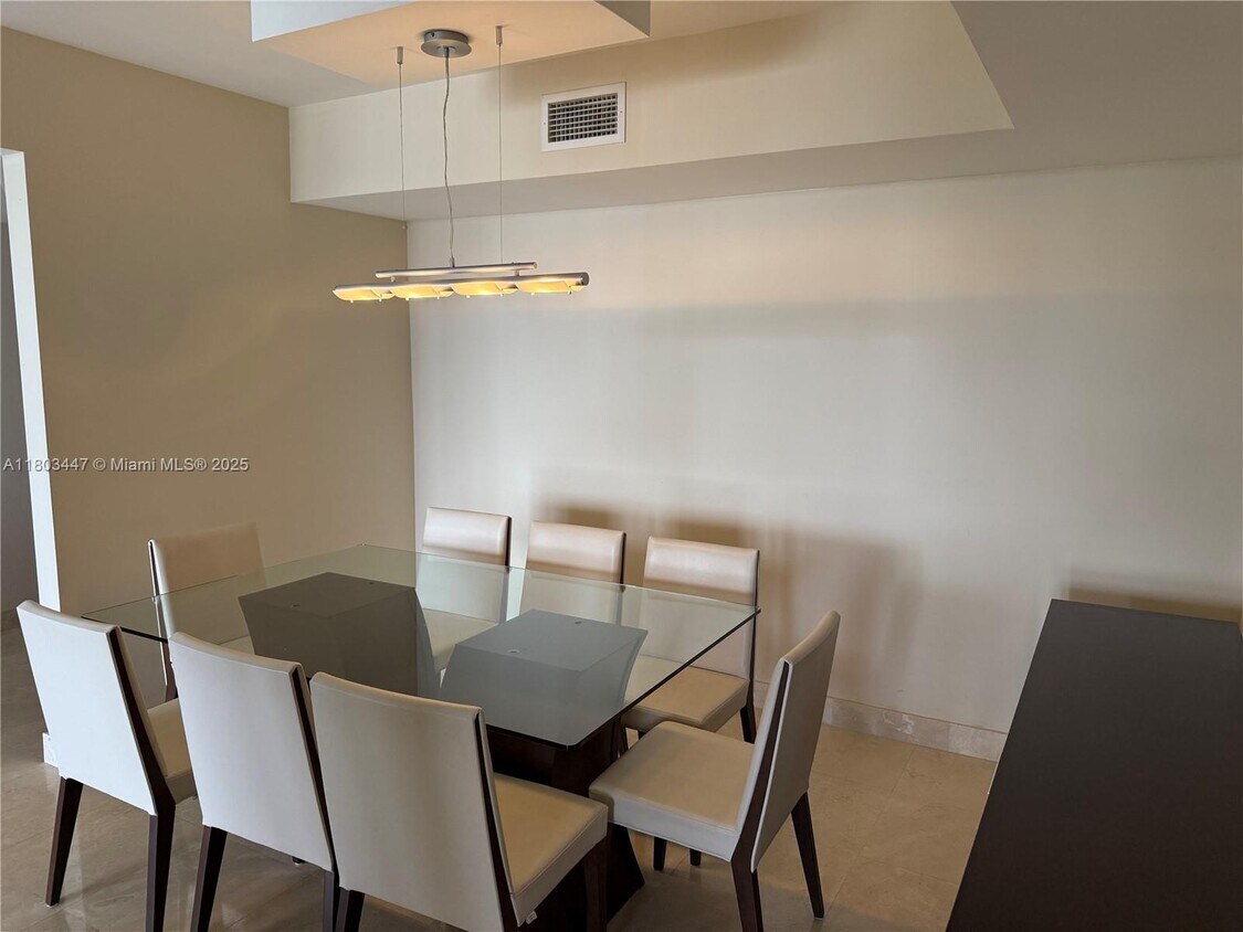 Foto principal - 7000 Island Blvd