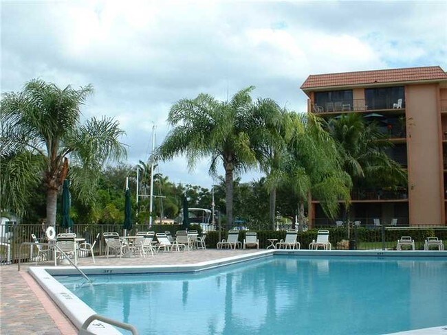 Building Photo - 900 River Reach Dr