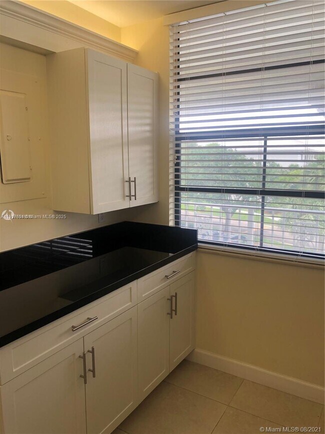 Foto del edificio - 1715 Whitehall Dr