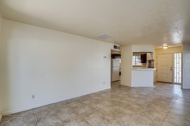 Building Photo - 422 E Navajo Rd