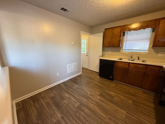 Building Photo - Cozy 2BR/1BA Duplex Near UGA – Comfort & Convenience in East Athens