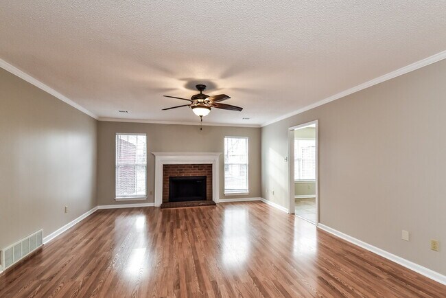 Foto del edificio - 5205 Plum Tree Dr