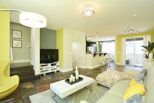 Building Photo - LUXURY 3BD/2.5BA TOWNHOUSE! FURNISHED!
