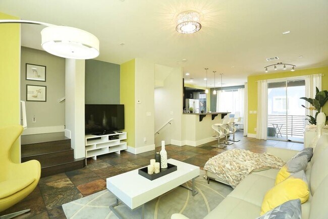 Foto del edificio - LUXURY 3BD/2.5BA TOWNHOUSE! FURNISHED!