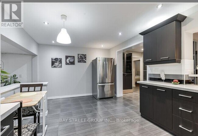 Building Photo - MAIN - MAIN 30 IVORDALE CRESCENT