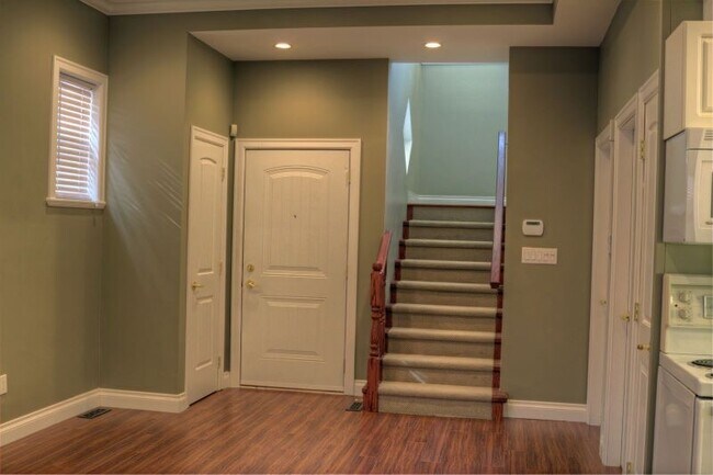 Building Photo - 331 Simpson St