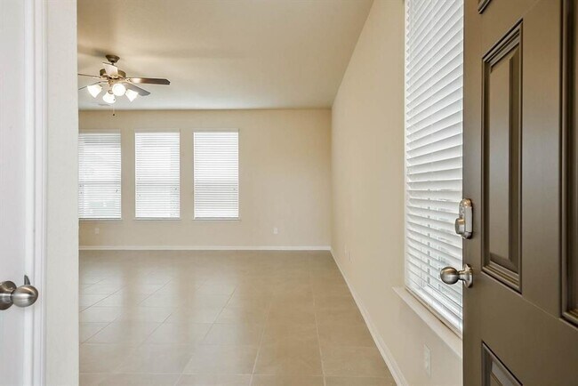 Foto del edificio - Beautiful stone front 4 bedroom, 3 bath home has bay windows in breakfast nook & master. It is on...