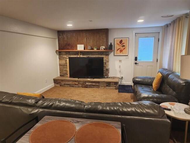 Building Photo - r2911