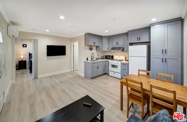 Foto del edificio - 5843 Vanalden Ave