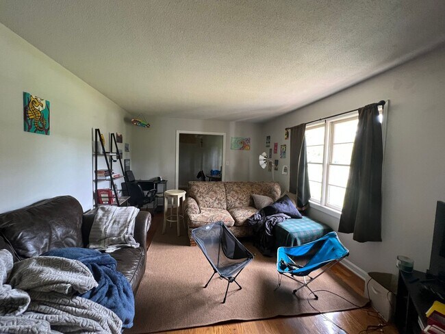 Building Photo - One level brick home close to Mayfair, UNC...