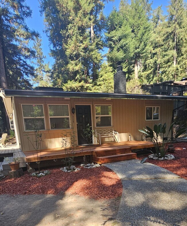 Building Photo - Charming, Single-Level Home in a Tranquil ...