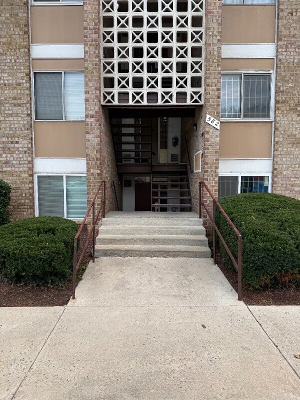 Building Photo - 582 Wilson Bridge Dr
