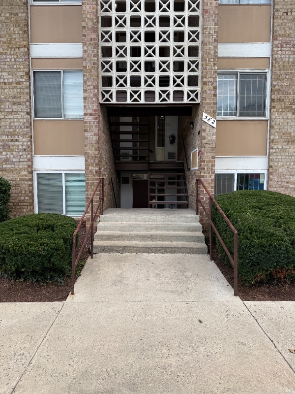 Building Photo - 582 Wilson Bridge Dr