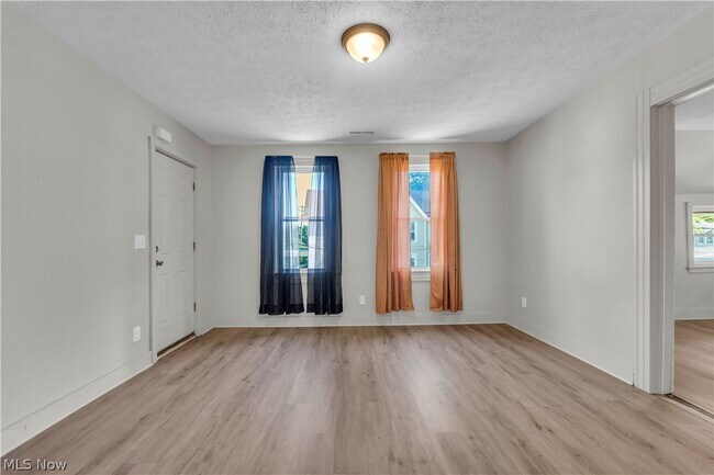 Building Photo - 3187 W 44th St