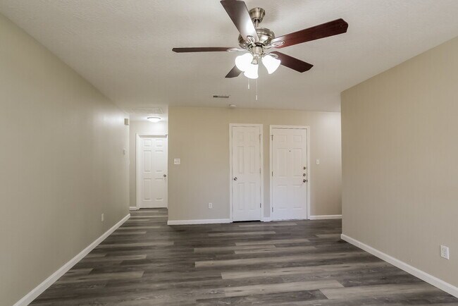 Foto del edificio - 1528 Glen Oaks Dr