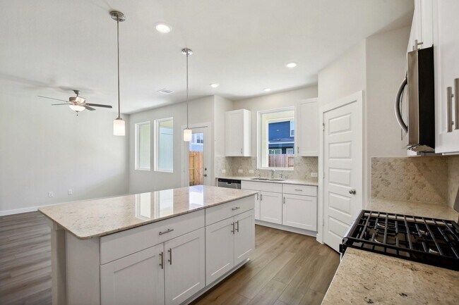 Foto del edificio - 586 Avisa Dr