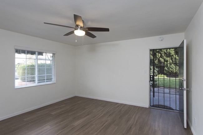 Building Photo - Pacific Beach: 2 Bedroom in Ideal Location...