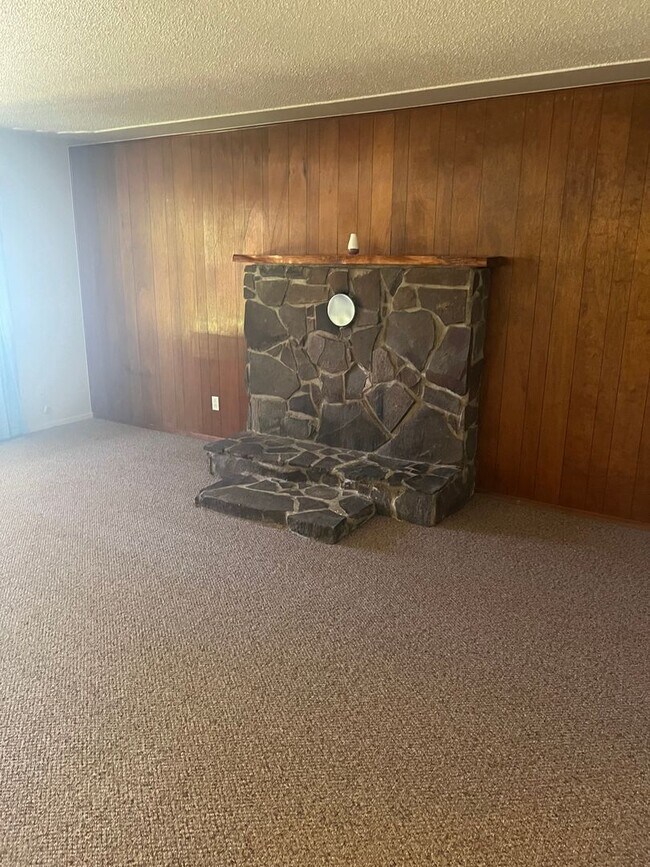 Building Photo - 3BED 1.5BATH - BONUS ROOM, LARGE YARD, WASHER/DRYER HOOKUP, DRIVEWAY PARKING