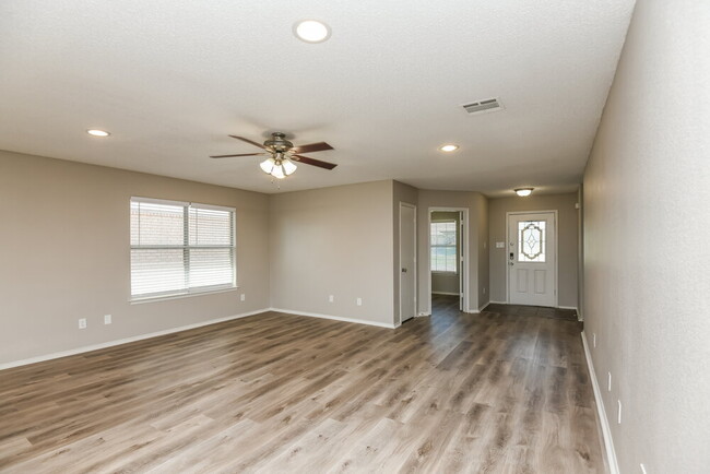 Building Photo - 516 Tweeter Dr