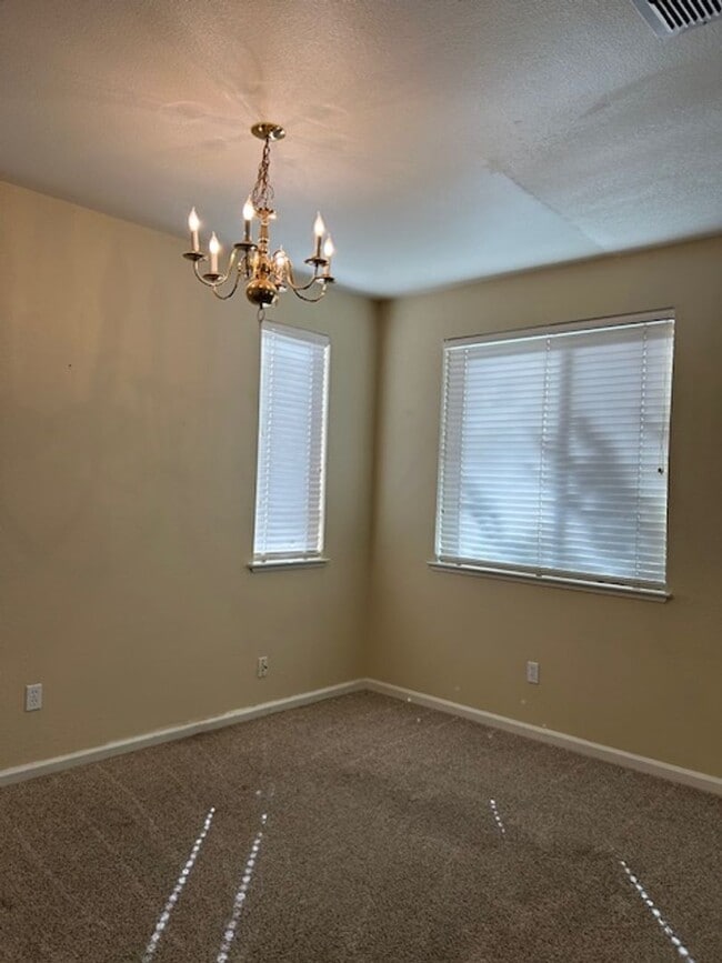 Building Photo - Spacious 3 bedroom + Loft Area, 2.5 Bathro...