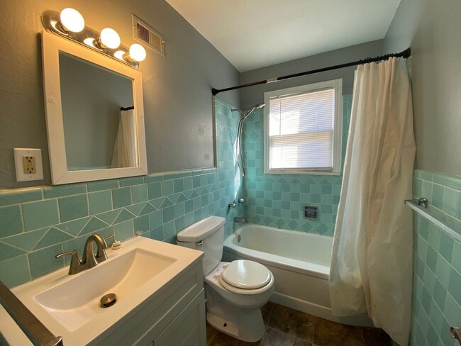 Building Photo - Welcome Home!!