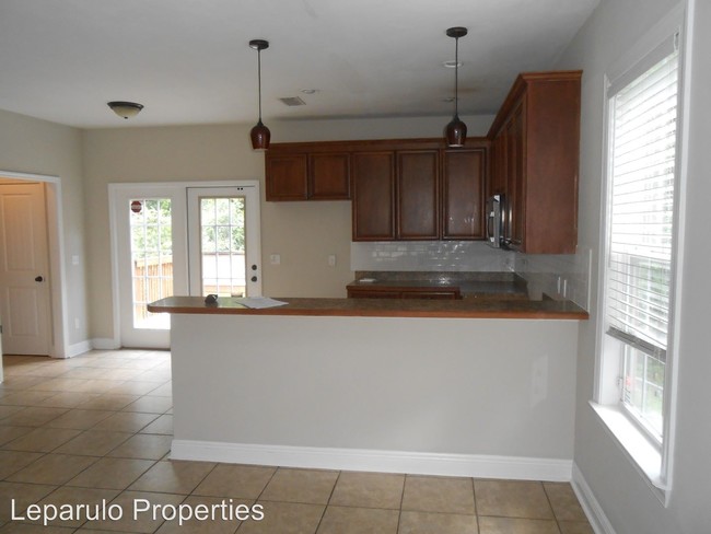 Building Photo - 907 Buena Vista Dr