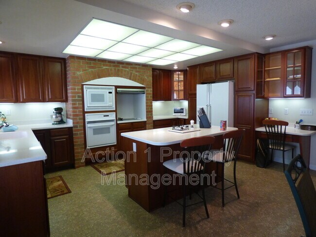 Building Photo - 35631 Barnard Dr