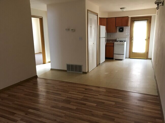View of living room snd kitchen ftom Entrsnce - 528 Wooddell Ct