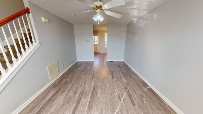 Building Photo - Renovated Three Bedroom Columbia Townhome!!