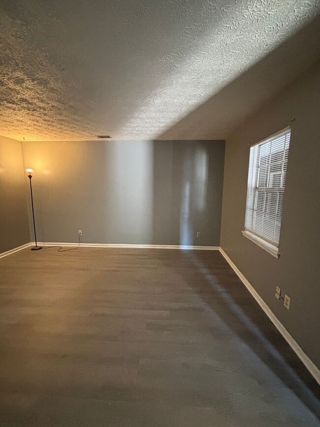 Building Photo - 929 Live Oak Dr