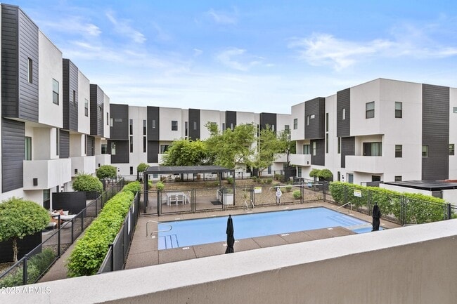 Photo - 325 E Coronado Rd Townhome