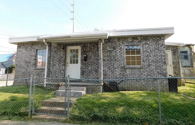 Building Photo - 1452 6th Ave