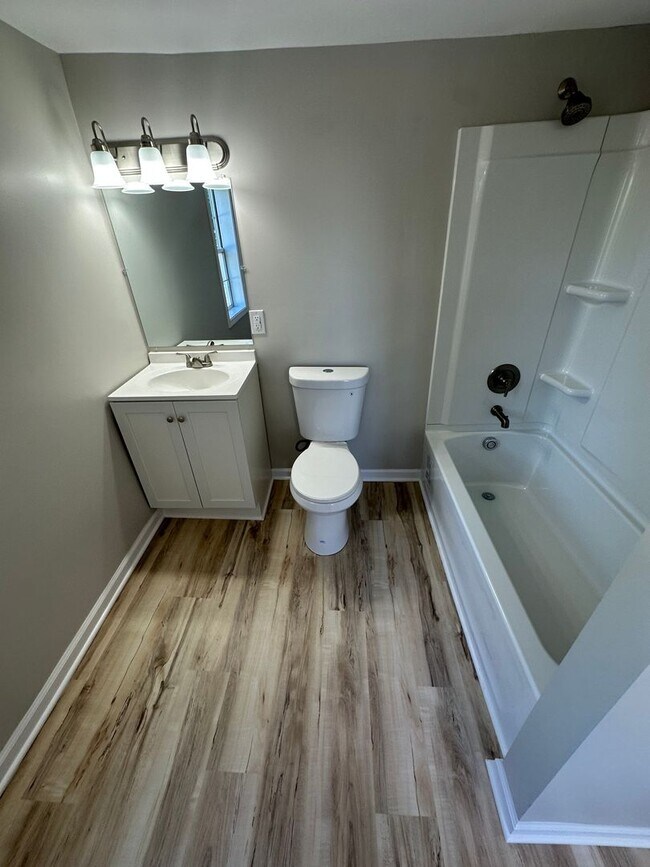 Foto del edificio - CHARMING, 1 BEDROOM UPPER LEVEL DUPLEX AVA...