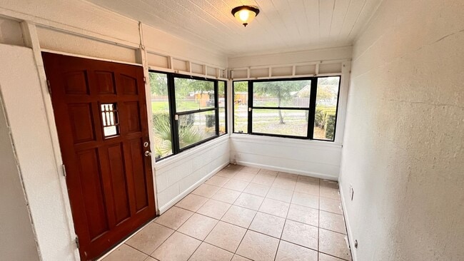 Building Photo - Available June 30! 2BR/1BA beautiful house...