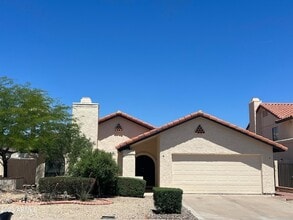 Building Photo - 1733 N La Rosa Dr