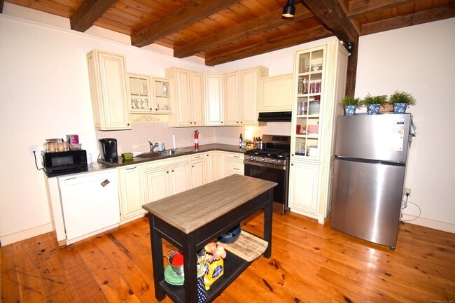 Foto del edificio - 1306 Boston Post Rd