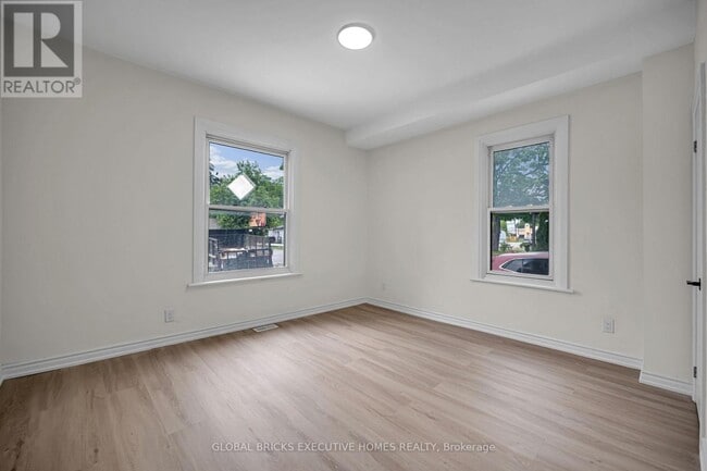Building Photo - 108 Lindsay St S